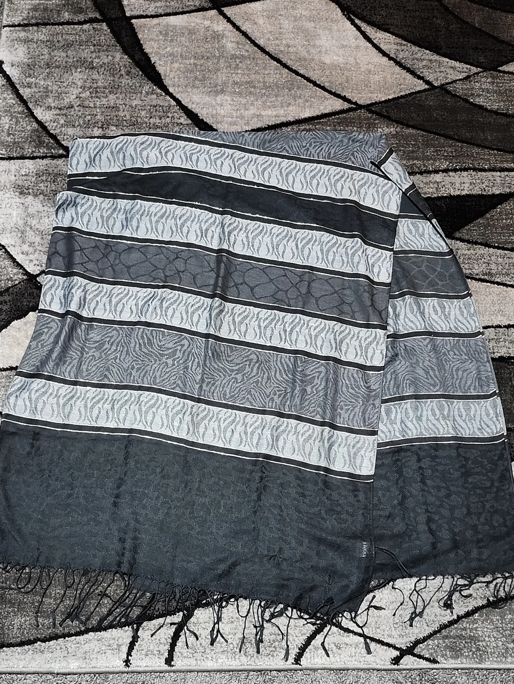 TALLA UNICA BLACK & GRAY ANIMAL PRINTS METALLIC STRIPED FRINGE WRAP SCARF